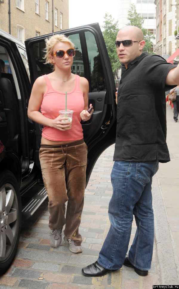 Бритни на шоппинге в районе Soho Лондона081.jpg(Бритни Спирс, Britney Spears)