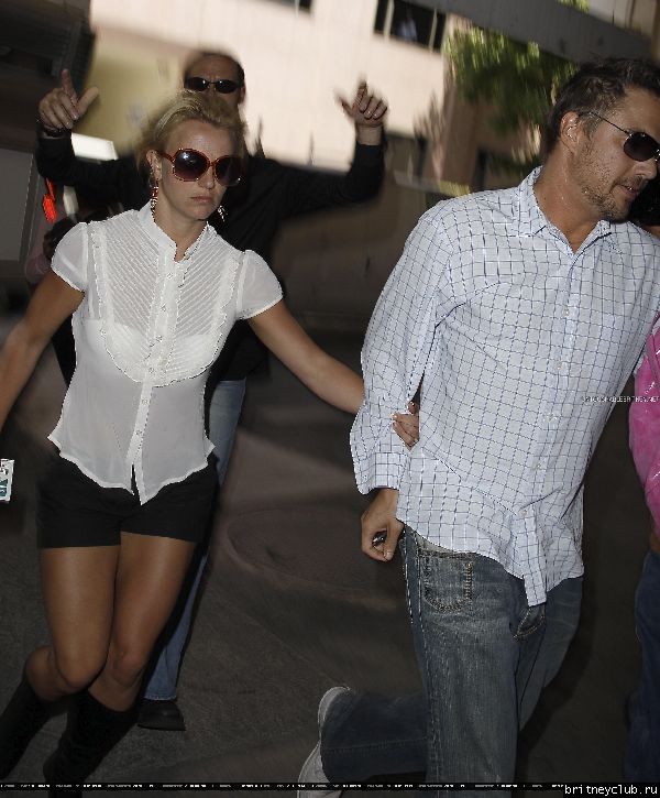 Бритни уезжает из делового центра15.jpg(Бритни Спирс, Britney Spears)