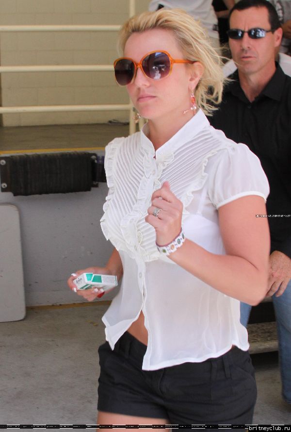 Бритни уезжает из делового центра20.jpg(Бритни Спирс, Britney Spears)