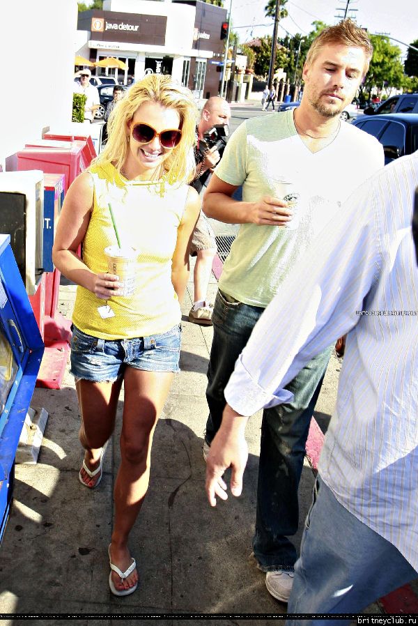 Бритни в Starbucks24.jpg(Бритни Спирс, Britney Spears)