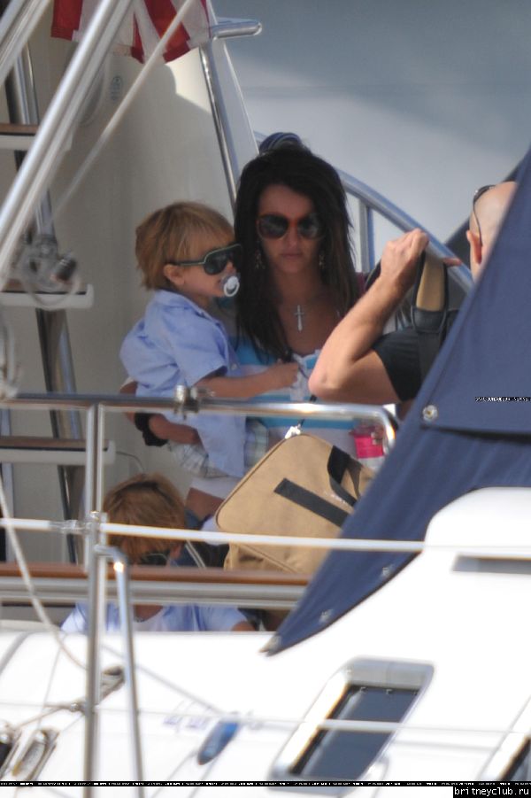 Бритни с детьми отдыхают на яхте01.jpg(Бритни Спирс, Britney Spears)
