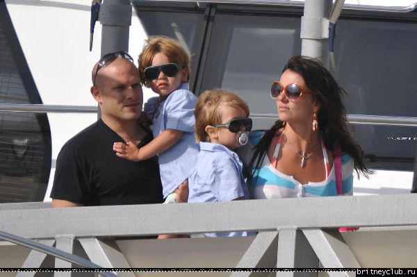 Бритни с детьми отдыхают на яхте07.jpg(Бритни Спирс, Britney Spears)
