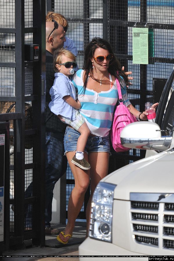 Бритни с детьми отдыхают на яхте10.jpg(Бритни Спирс, Britney Spears)