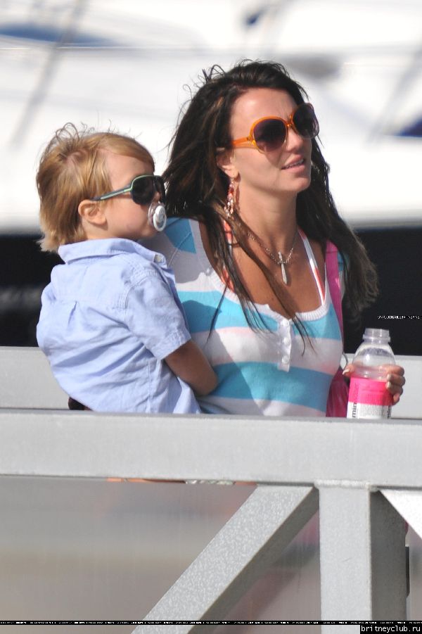 Бритни с детьми отдыхают на яхте11.jpg(Бритни Спирс, Britney Spears)