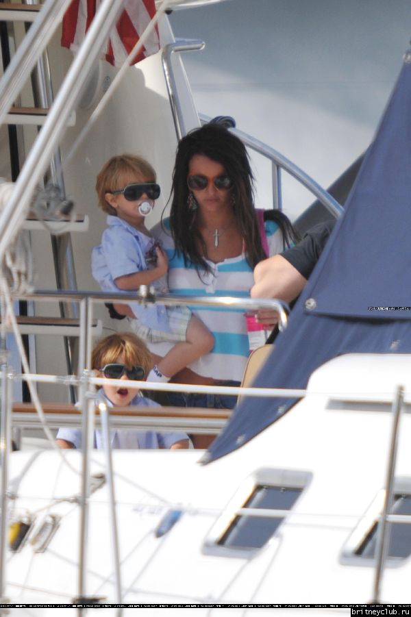 Бритни с детьми отдыхают на яхте16.jpg(Бритни Спирс, Britney Spears)