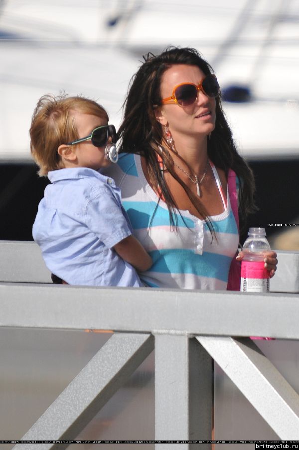 Бритни с детьми отдыхают на яхте24.jpg(Бритни Спирс, Britney Spears)