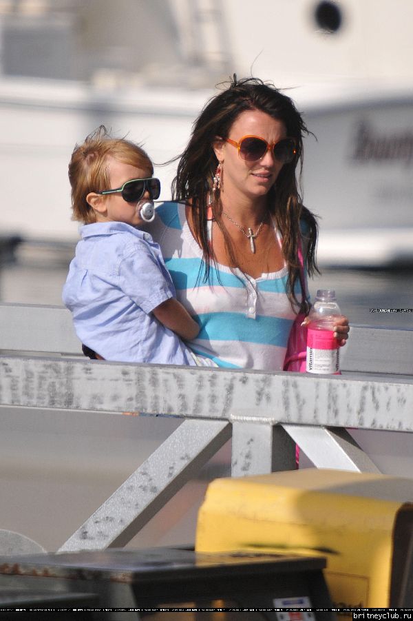 Бритни с детьми отдыхают на яхте34.jpg(Бритни Спирс, Britney Spears)