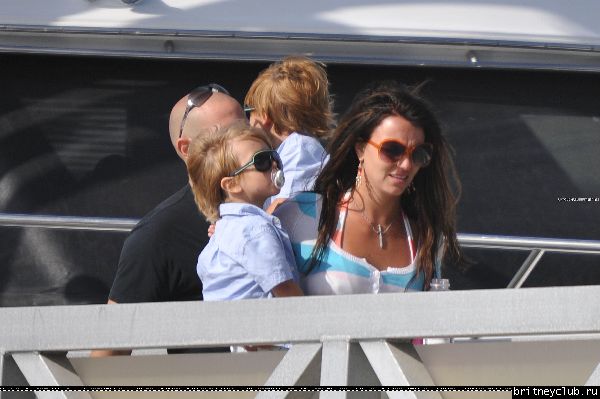 Бритни с детьми отдыхают на яхте40.jpg(Бритни Спирс, Britney Spears)