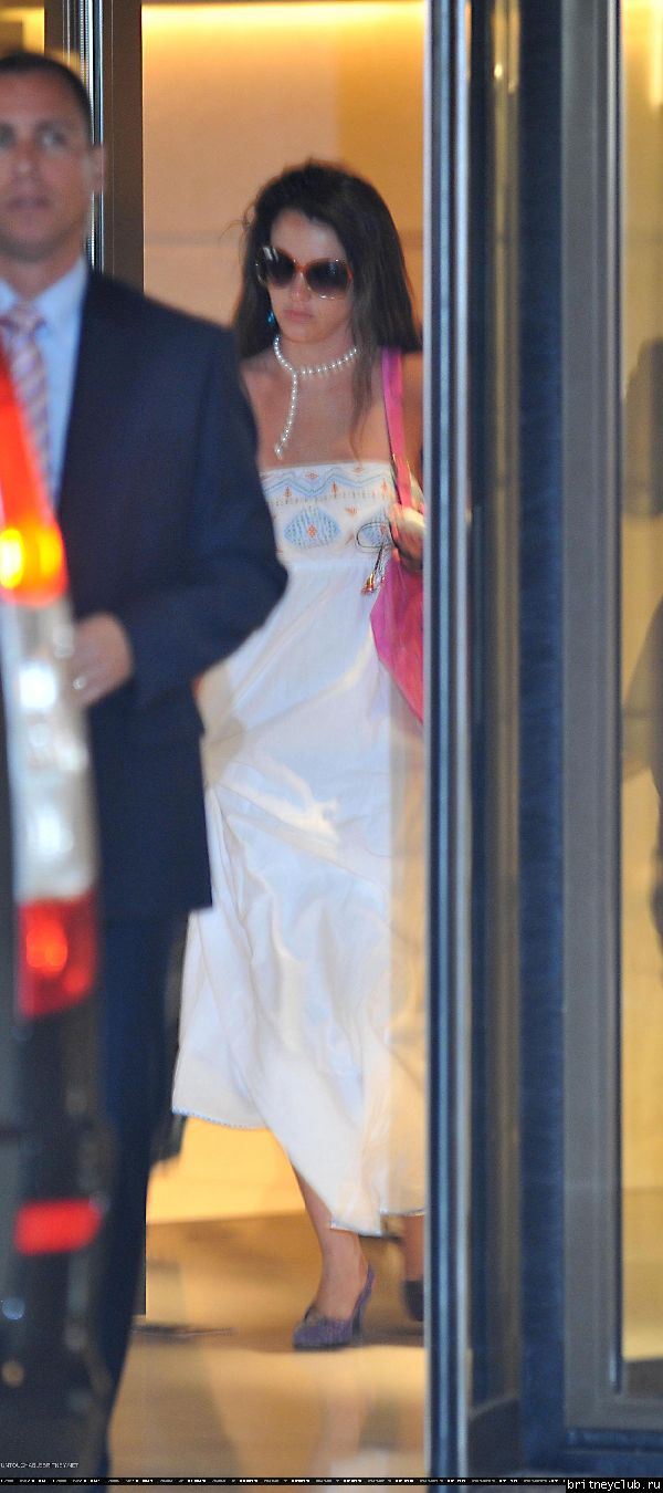Брит уезжает из отеля в Париже4.jpg(Бритни Спирс, Britney Spears)