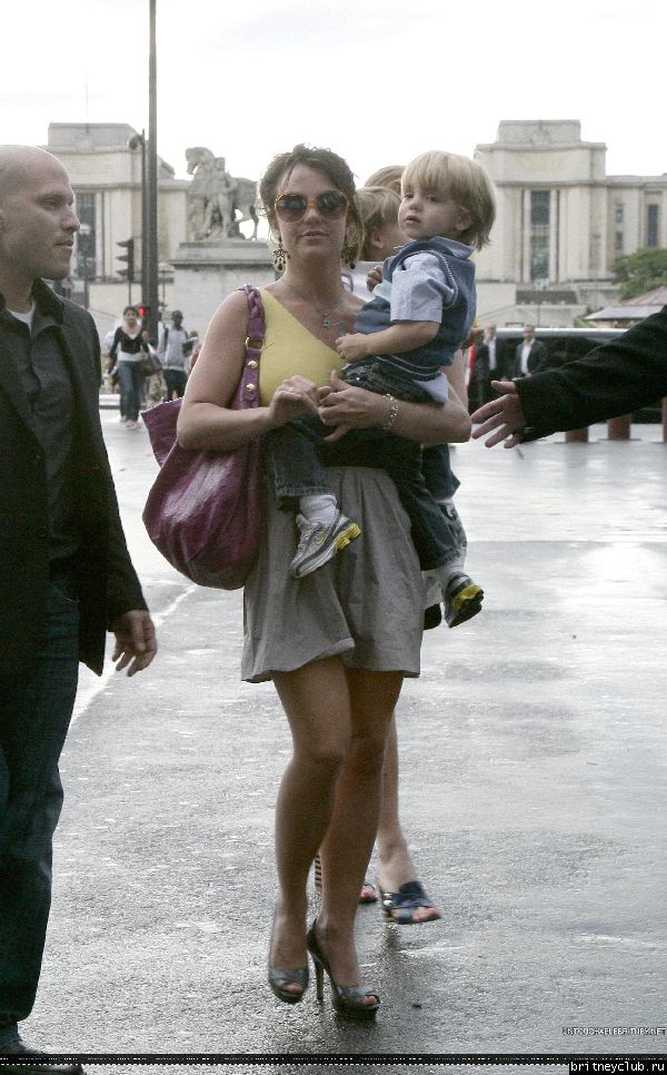 Бритни с детьми приехали к Эйфелевой башне05.jpg(Бритни Спирс, Britney Spears)