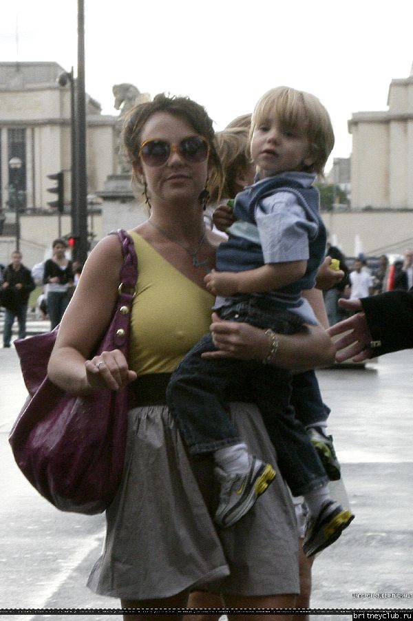 Бритни с детьми приехали к Эйфелевой башне06.jpg(Бритни Спирс, Britney Spears)