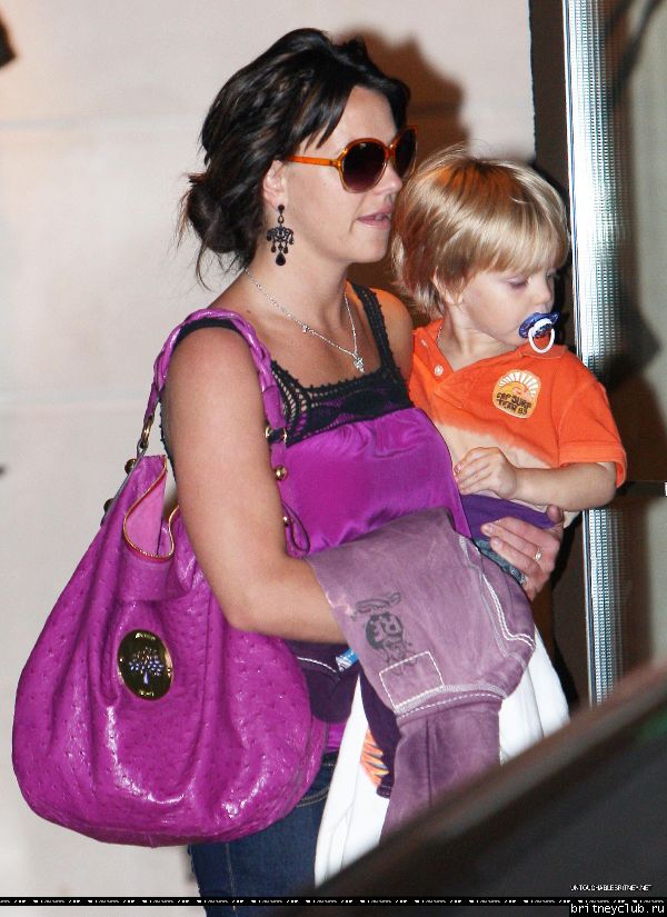 Бритни с  Джейденом уезжает из отеля13.jpg(Бритни Спирс, Britney Spears)