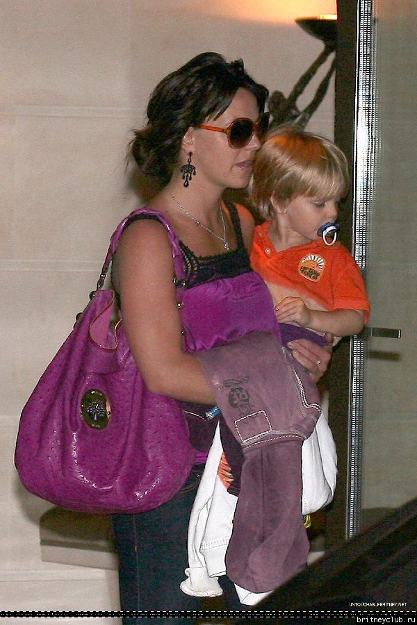 Бритни с  Джейденом уезжает из отеля14.jpg(Бритни Спирс, Britney Spears)