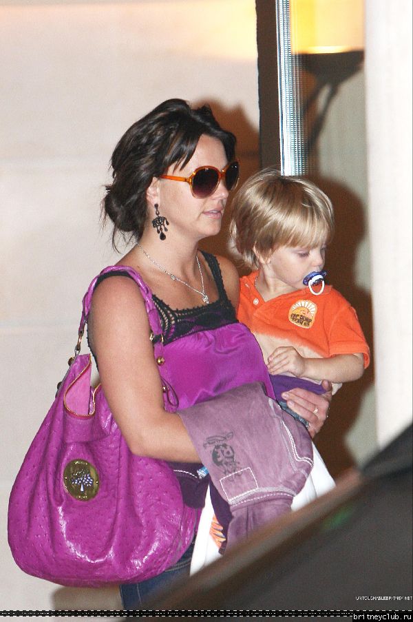 Бритни с  Джейденом уезжает из отеля17.jpg(Бритни Спирс, Britney Spears)