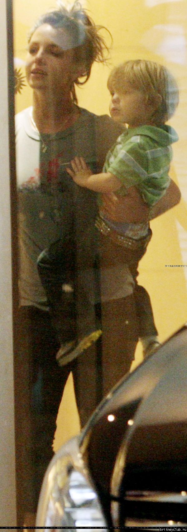 Бритни с детьми уезжают из отеля в Париже01.jpg(Бритни Спирс, Britney Spears)
