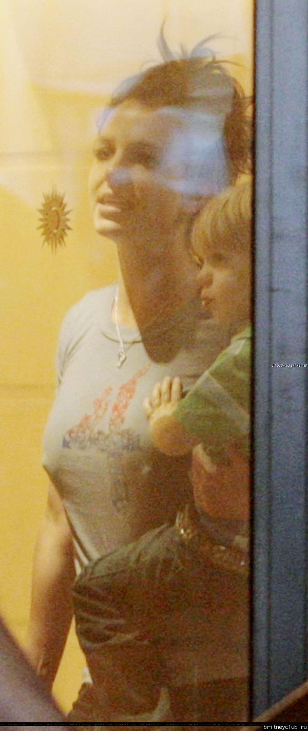 Бритни с детьми уезжают из отеля в Париже03.jpg(Бритни Спирс, Britney Spears)