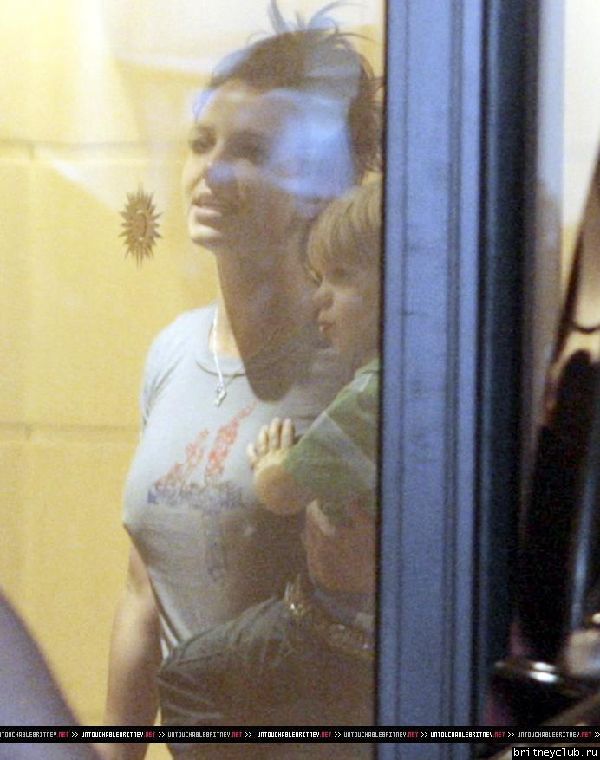 Бритни с детьми уезжают из отеля в Париже08.jpg(Бритни Спирс, Britney Spears)