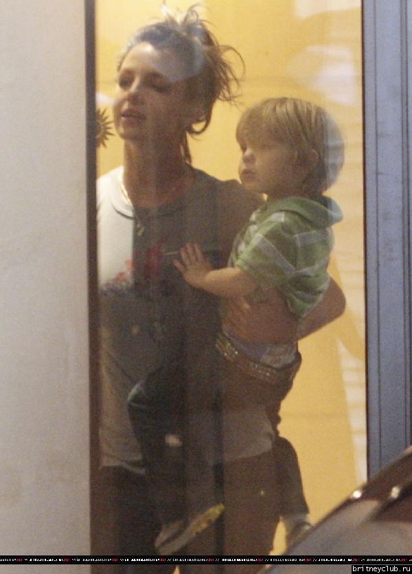 Бритни с детьми уезжают из отеля в Париже09.jpg(Бритни Спирс, Britney Spears)