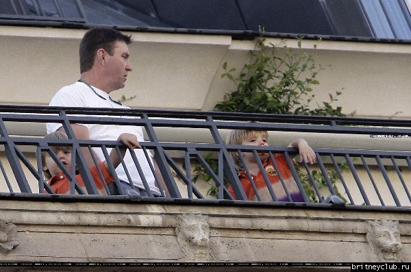 Бритни с семьей в отеле Парижа2.jpg(Бритни Спирс, Britney Spears)