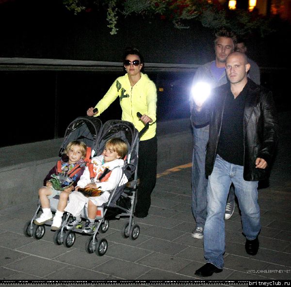 Бритни гуляет с детьми в Стокгольме01.jpg(Бритни Спирс, Britney Spears)