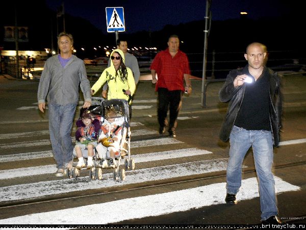 Бритни гуляет с детьми в Стокгольме02.jpg(Бритни Спирс, Britney Spears)