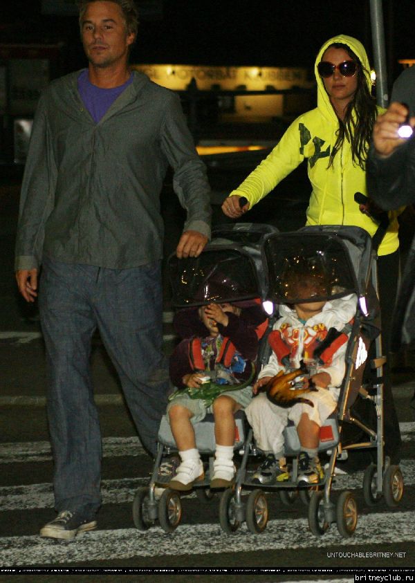 Бритни гуляет с детьми в Стокгольме09.jpg(Бритни Спирс, Britney Spears)