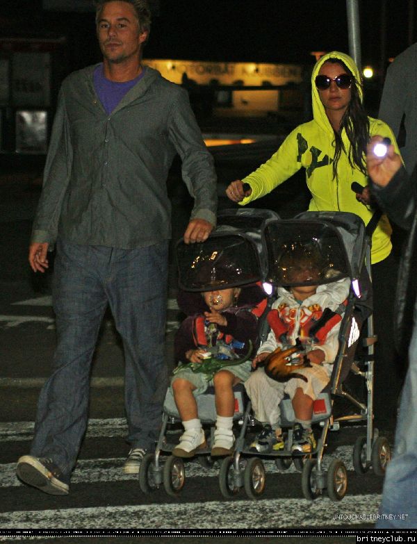 Бритни гуляет с детьми в Стокгольме10.jpg(Бритни Спирс, Britney Spears)
