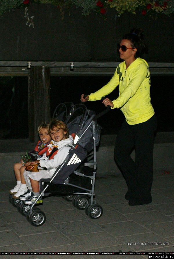 Бритни гуляет с детьми в Стокгольме11.jpg(Бритни Спирс, Britney Spears)