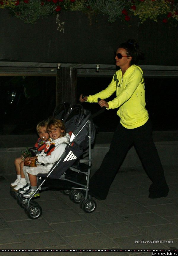 Бритни гуляет с детьми в Стокгольме12.jpg(Бритни Спирс, Britney Spears)
