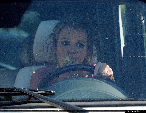 Бритни ест в машине1.jpg(Бритни Спирс, Britney Spears)