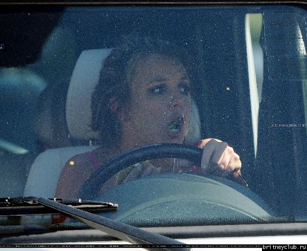 Бритни ест в машине3.jpg(Бритни Спирс, Britney Spears)