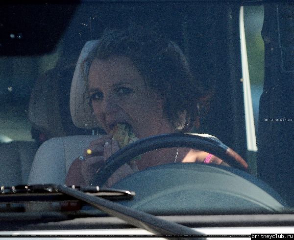 Бритни ест в машине5.jpg(Бритни Спирс, Britney Spears)