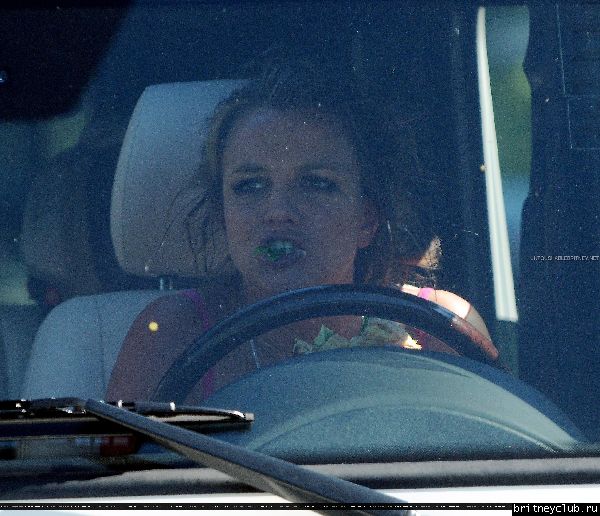 Бритни ест в машине6.jpg(Бритни Спирс, Britney Spears)