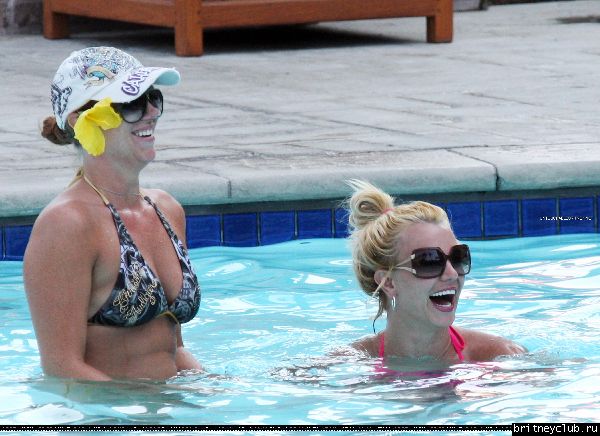 Бритни отдыхает в отеле Ritz Carlton035.jpg(Бритни Спирс, Britney Spears)