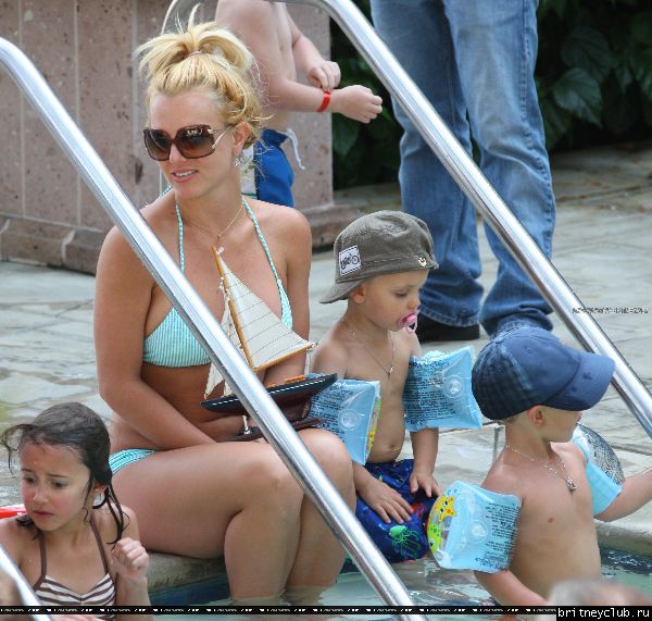 Бритни отдыхает у бассеина в отеле Ritz Carlton008.jpg(Бритни Спирс, Britney Spears)