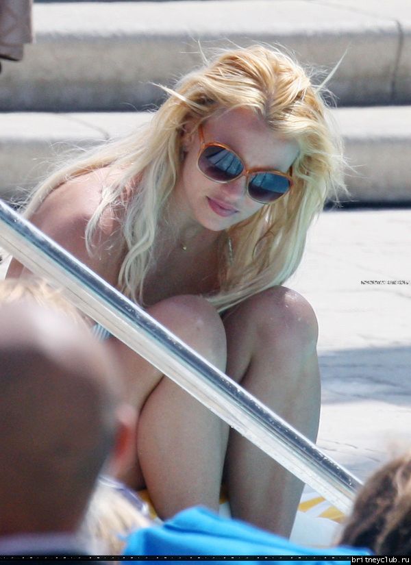 Бритни отдыхает у бассеина в отеле Ritz Carlton060.jpg(Бритни Спирс, Britney Spears)