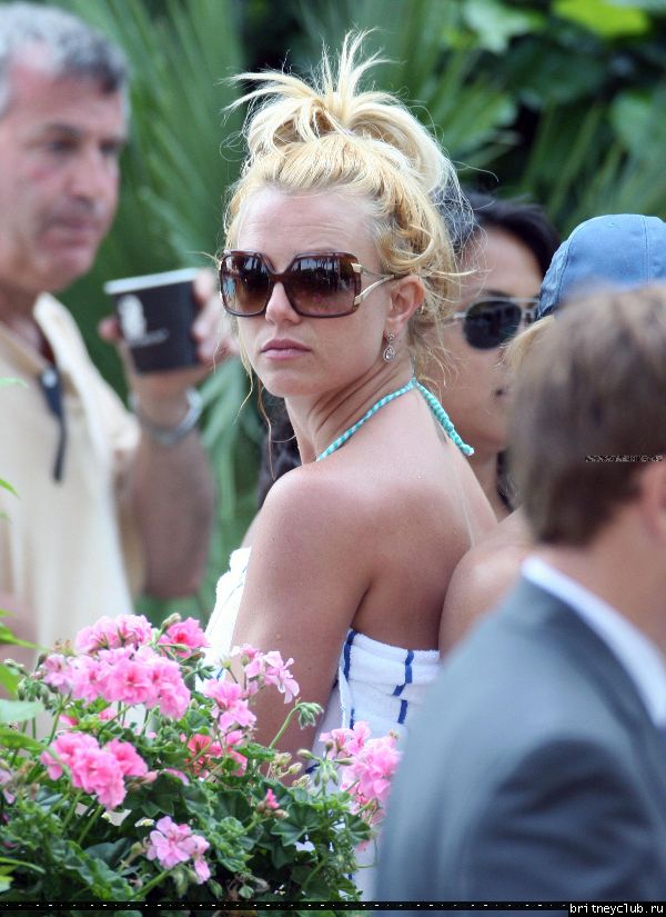 Бритни отдыхает у бассеина в отеле Ritz Carlton078.jpg(Бритни Спирс, Britney Spears)