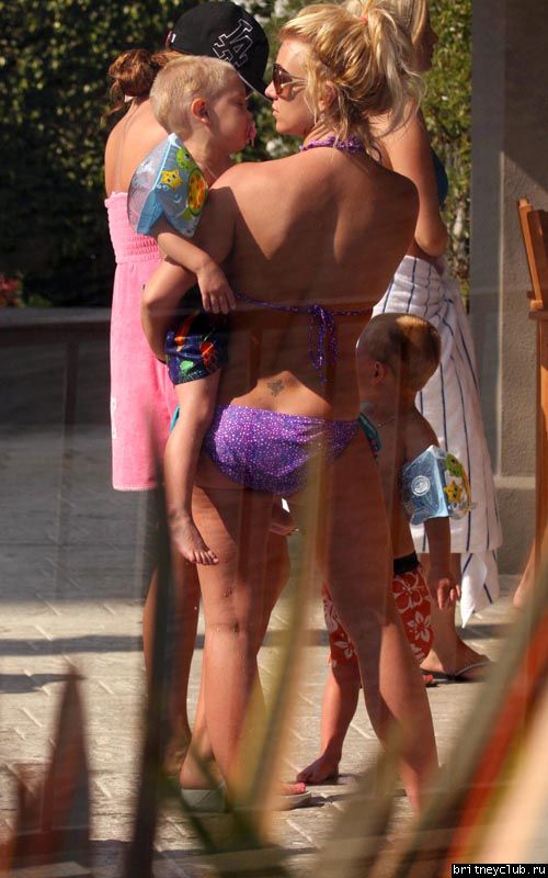 Бритни с детьми отдыхает у бассеина004.jpg(Бритни Спирс, Britney Spears)