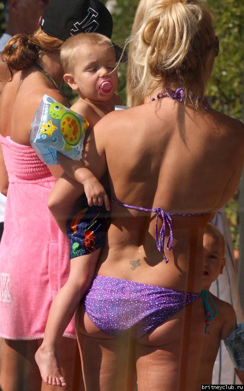 Бритни с детьми отдыхает у бассеина005.jpg(Бритни Спирс, Britney Spears)
