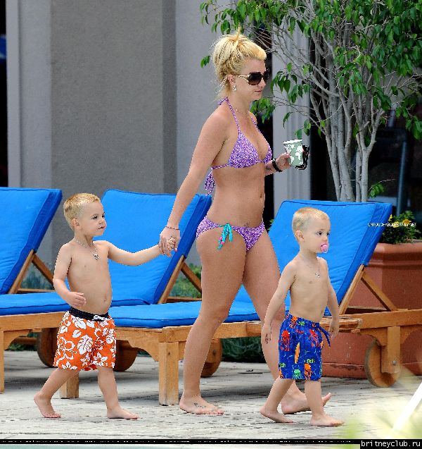Бритни с детьми отдыхает у бассеина014.jpg(Бритни Спирс, Britney Spears)