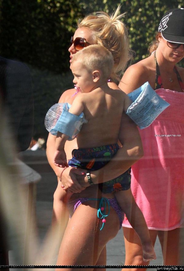 Бритни с детьми отдыхает у бассеина041.jpg(Бритни Спирс, Britney Spears)