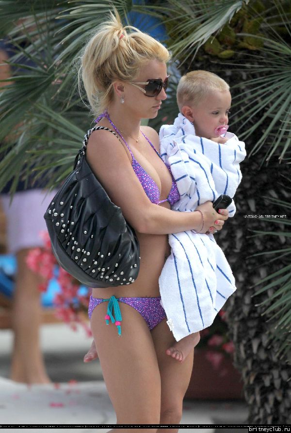 Бритни с детьми отдыхает у бассеина047.jpg(Бритни Спирс, Britney Spears)