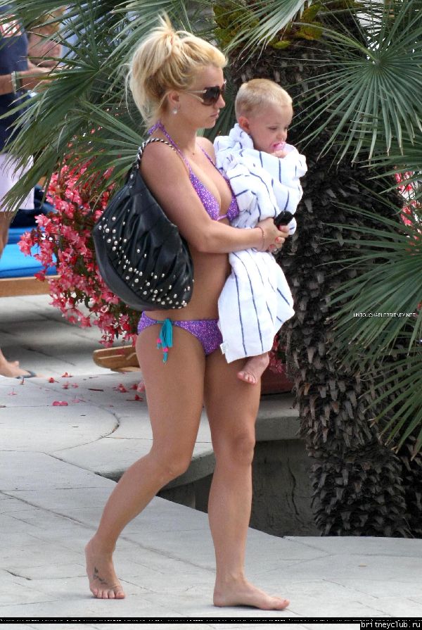 Бритни с детьми отдыхает у бассеина050.jpg(Бритни Спирс, Britney Spears)