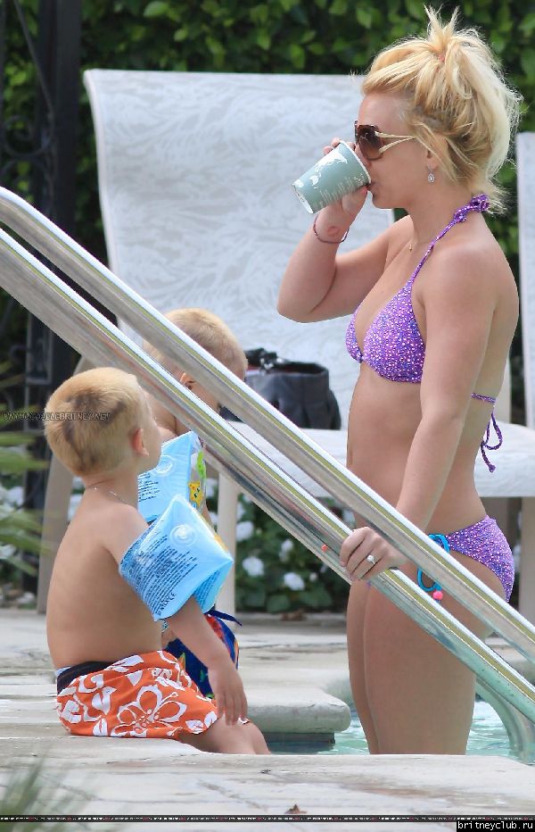 Бритни с детьми отдыхает у бассеина054.jpg(Бритни Спирс, Britney Spears)