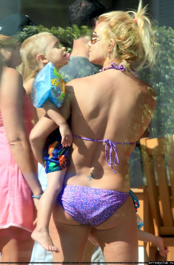 Бритни с детьми отдыхает у бассеина056.jpg(Бритни Спирс, Britney Spears)
