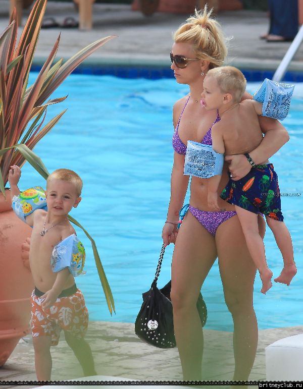 Бритни с детьми отдыхает у бассеина060.jpg(Бритни Спирс, Britney Spears)
