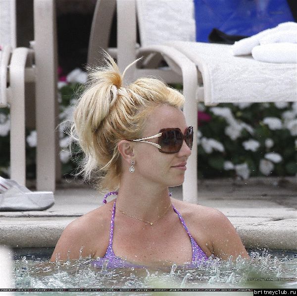 Бритни с детьми отдыхает у бассеина068.jpg(Бритни Спирс, Britney Spears)