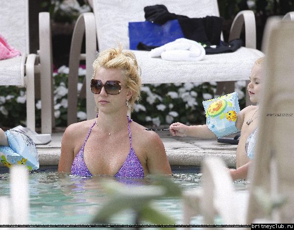 Бритни с детьми отдыхает у бассеина078.jpg(Бритни Спирс, Britney Spears)