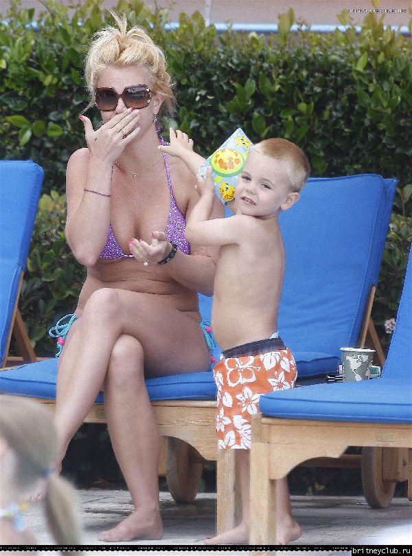 Бритни с детьми отдыхает у бассеина121.jpg(Бритни Спирс, Britney Spears)