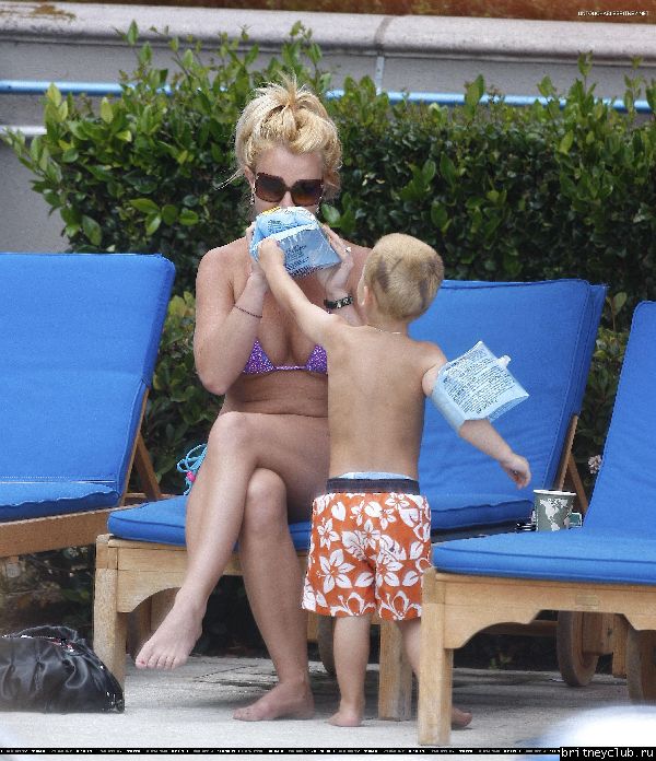 Бритни с детьми отдыхает у бассеина123.jpg(Бритни Спирс, Britney Spears)
